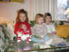 Elin med kusinerna_2.JPG (50478 bytes)